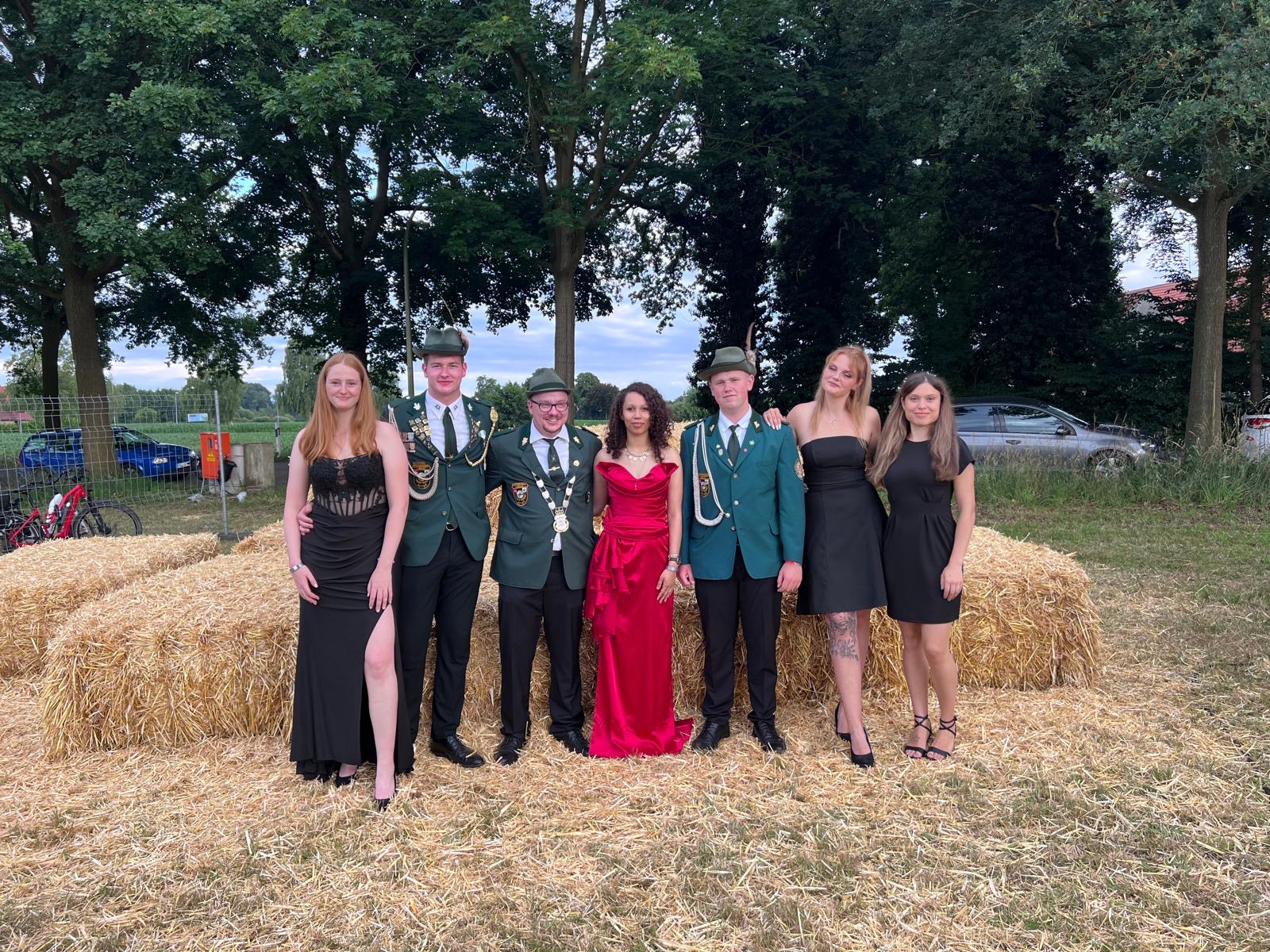 <br />
Schützenkönig Kevin Küthe + Königin Vivienne Reifuhrt<br />
1. Adjutant Tobias Gottwald + Pia Goldmeyer<br />
2. Adjutant Johannes Luft + Celina-Jo Welling<br />
3. Adjutant Marcel Oechel (fehlt auf dem Bild) + Niki Milioni